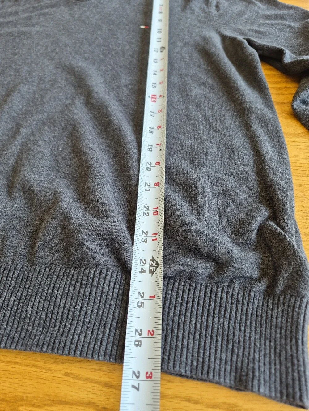 Tommy Hilfiger Men's Size Large Gray V-Neck Soft Pima Cotton Sweater Preppy Cozy